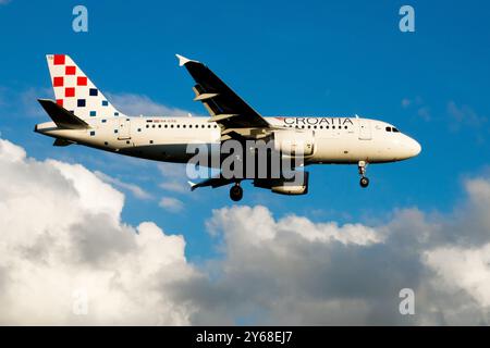 Kroatien Airlines Flugzeug Airbus A319 Flugzeug Flugzeug Flugzeug Jetliner Passagier Jet Airliner Air Airways Airways Fluggesellschaft Landung nähert sich Prag an Stockfoto