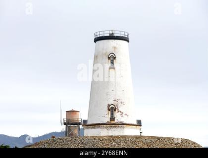 Piedras Blancas Leuchtturm an der kalifornischen Zentralküste am Point Piedras Blancas, etwa 5,5 km westlich von San Simeon, CA. Stockfoto