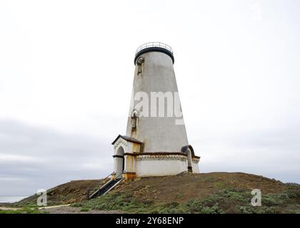 Piedras Blancas Leuchtturm an der kalifornischen Zentralküste am Point Piedras Blancas, etwa 5,5 km westlich von San Simeon, CA. Stockfoto