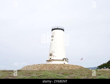 Piedras Blancas Leuchtturm an der kalifornischen Zentralküste am Point Piedras Blancas, etwa 5,5 km westlich von San Simeon, CA. Stockfoto