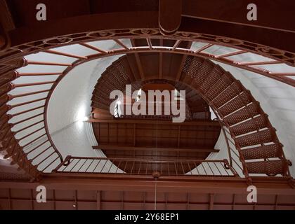 Rote Wendeltreppe im alten Leuchtturm, Blick von unten auf das Licht. Stockfoto