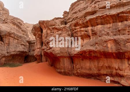 Tadrart Rouge bedeutet Red Mountain. Es handelt sich um einen Gebirgszug im Südosten Algeriens. Die Gegend bietet eine reiche Auswahl an Felskunst. März 2023. (CTK-Foto/ Stockfoto