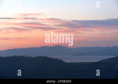 Blick auf South Lake Tahoe aus 7400 Fuß in den Bergen darüber bei Sonnenuntergang Stockfoto