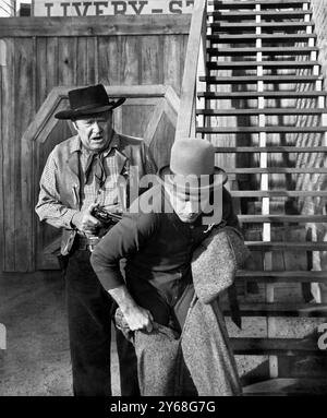 Bob Hope (vorne rechts), am Set des Westernfilms Alias Jesse James, United Artists, 1959 Stockfoto