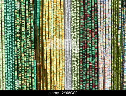 Nahaufnahme von Perlen in Grün und Gelb. Beliebte Haardekorationen in einigen Kulturen. Stockfoto