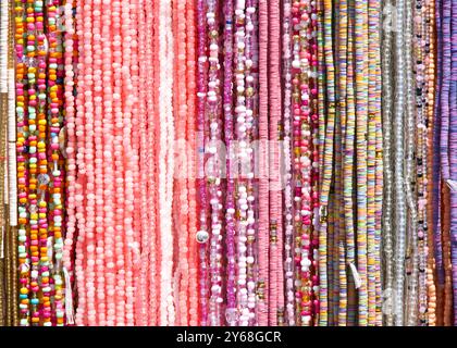Nahaufnahme von Perlen in Rosa und Violett. Beliebte Haardekorationen in einigen Kulturen. Stockfoto