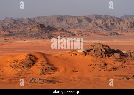 Tadrart Rouge bedeutet Red Mountain. Es handelt sich um einen Gebirgszug im Südosten Algeriens. Die Gegend bietet eine reiche Auswahl an Felskunst. März 2023. (CTK-Foto/ Stockfoto