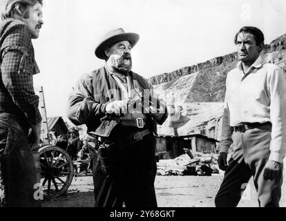 Chuck Connors, Burl Ives, Gregory Peck, am Set des Westernfilms „The Big Country“, United Artists, 1958 Stockfoto