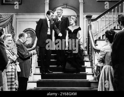 Gregory Peck (auf der Treppe, links), Charles Bickford, (auf der Treppe, Mitte), Carroll Baker (auf der Treppe, rechts), Jean Simmons (Rückansicht, rechts), am Set des Westernfilms „The Big Country“, United Artists, 1958 Stockfoto