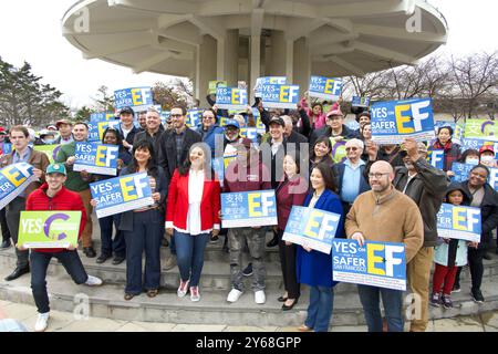 San Francisco, KALIFORNIEN - 6. Januar 2024: Bürgermeisterin London Breed macht Gruppenfotos mit Unterstützern und Wählern bei ihrer Kampagne in Japantown. Stockfoto