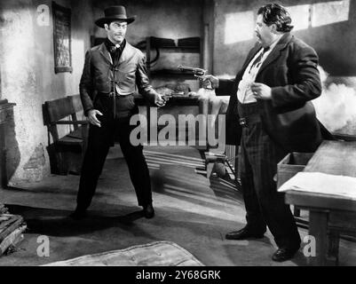 Robert Taylor (links), am Set des Westernfilms Billy the Kid, MGM, 1941 Stockfoto