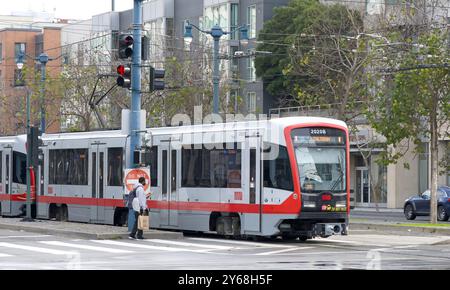 San Francisco, CA - 15. Januar 2024: MUNI-Busse bei 4th und King. Ein integraler Bestandteil des öffentlichen Nahverkehrs in San Francisco, der 365 Tage im Jahr verkehrt Stockfoto