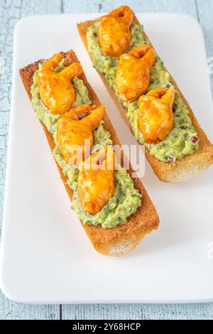 Toast mit Avocado-Guacamole und Krabbenkrallen Stockfoto