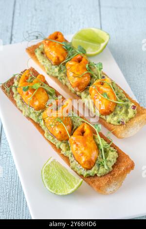 Toast mit Avocado-Guacamole und Krabbenkrallen Stockfoto