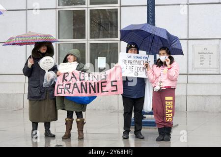 San Francisco, CA - 20. Januar 2024: Gegenprotestierende versammeln sich vor der Bibliothek, um gegen den jährlichen Marsch für das Leben zu protestieren Stockfoto
