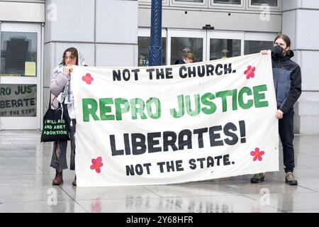 San Francisco, CA - 20. Januar 2024: Gegenprotestierende versammeln sich vor der Bibliothek, um gegen den jährlichen Marsch für das Leben zu protestieren Stockfoto