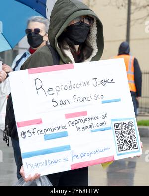 San Francisco, CA - 20. Januar 2024: Gegenprotestierende versammeln sich vor der Bibliothek, um gegen den jährlichen Marsch für das Leben zu protestieren Stockfoto