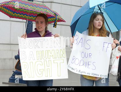 San Francisco, CA - 20. Januar 2024: Gegenprotestierende versammeln sich vor der Bibliothek, um gegen den jährlichen Marsch für das Leben zu protestieren Stockfoto