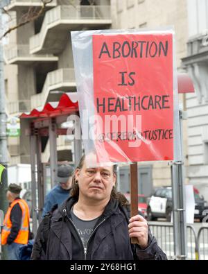 San Francisco, CA - 20. Januar 2024: Gegenprotestierende versammeln sich vor der Bibliothek, um gegen den jährlichen Marsch für das Leben zu protestieren Stockfoto