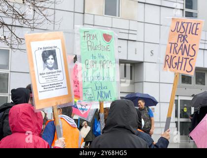 San Francisco, CA - 20. Januar 2024: Gegenprotestierende versammeln sich vor der Bibliothek, um gegen den jährlichen Marsch für das Leben zu protestieren Stockfoto