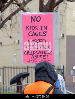 San Francisco, CA - 20. Januar 2024: Gegenprotestierende versammeln sich vor der Bibliothek, um gegen den jährlichen Marsch für das Leben zu protestieren Stockfoto