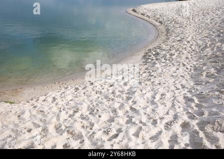 Die Schönheit der Natur an einem ruhigen Ufer des Sees Stockfoto