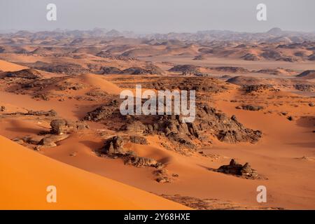 Tadrart Rouge bedeutet Red Mountain. Es handelt sich um einen Gebirgszug im Südosten Algeriens. Die Gegend bietet eine reiche Auswahl an Felskunst. März 2023. (CTK-Foto/ Stockfoto