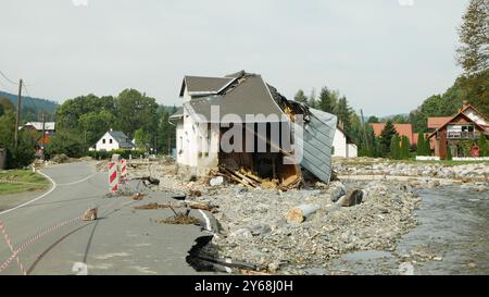 JESENIK, TSCHECHISCHE REPUBLIK, 21. SEPTEMBER 2024: Hochwasser nach Haus zerstörte den Fluss Bela Jesenik überflutete beschädigte Asphaltstraßengebäude Stockfoto