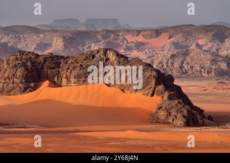 Tadrart Rouge bedeutet Red Mountain. Es handelt sich um einen Gebirgszug im Südosten Algeriens. Die Gegend bietet eine reiche Auswahl an Felskunst. März 2023. (CTK-Foto/ Stockfoto