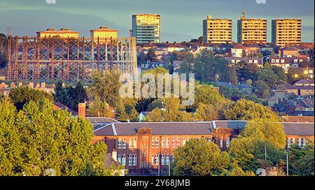 Glasgow, Schottland, Großbritannien. September 2024. Wetter in Großbritannien: Rotes Sonnenuntergangslicht über der Stadt. Herbstliche Farbe in der späten Abendsonne auf dem Kelvindale Gasometer im Westende und den Türmen von maryhill. Credit Gerard Ferry/Alamy Live News Stockfoto