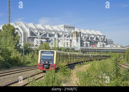 Ringbahn, S-Bahn vor dem Bahnhof Westkreuz, ICC, Westend, Charlottenburg, Berlin, Deutschland, Europa Stockfoto