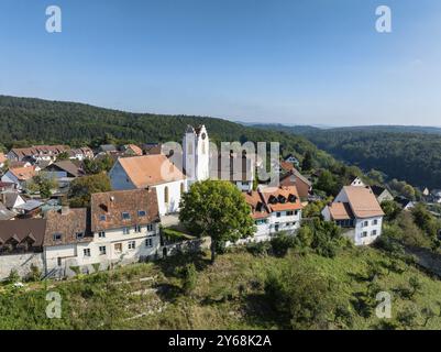 Aus der Vogelperspektive der Altstadt und der Nikolaikirche, Aach im Hegau, Konstanz, Baden-Württemberg, Deutschland, Europa Stockfoto