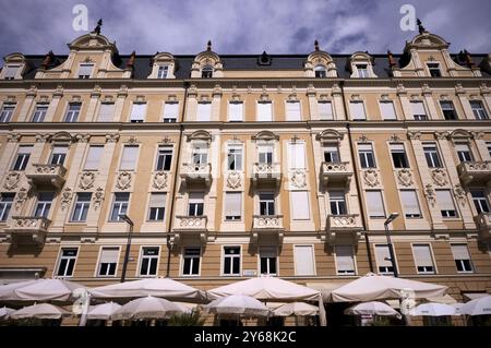 Ehemaliges Hotel Esplanade, heute Cafe Palais, Bozen Tor, Sandplatz, historisches Stadtzentrum, Meran, Meran, Südtirol, Autonome Provinz Bozen Stockfoto