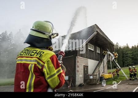 Feuerwehreinsatz bei einem Hausbrand, St. Peter, Südschwarzwald, Schwarzwald, Baden-Württemberg, Deutschland, Europa Stockfoto