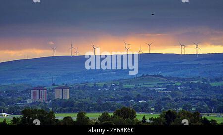 Glasgow, Schottland, Großbritannien. September 2024. Wetter in Großbritannien: Rotes Sonnenuntergangslicht über der Stadt. Ein leerer Flughafen in glasgow mit linwood und johnstone im Hintergrund. Credit Gerard Ferry/Alamy Live News Stockfoto