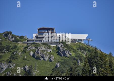 Blick von Süden auf den Gipfel des Jenners mit der neu errichteten Bergstation der Jennerbahn, Nationalpark Berchtesgaden, Bayern, Deutschland Stockfoto