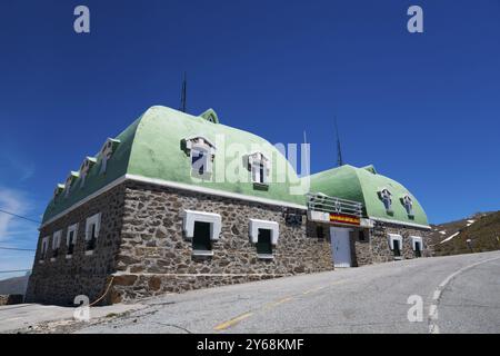 Grünes Kuppelgebäude an einer Straße in einem bergigen Gebiet unter klarem Himmel, Capitan Cobo de Guardia Civil Base, Hoya de la Mora, Mulde de de la Maurin, Gueej Stockfoto