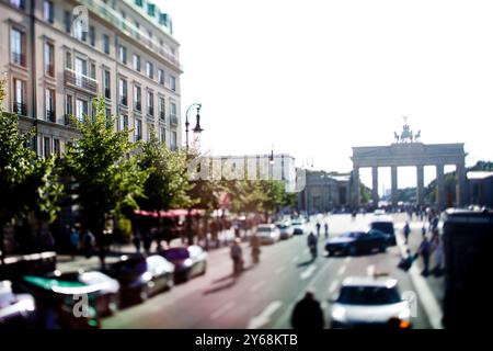 Das legendäre Brandenburger Tor steht am Ende von unter den Linden inmitten des geschäftigen Stadtlebens in Berlin. Stockfoto