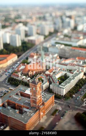 Entdecken Sie Berlins Rathaus und Nikolaikirche von oben und heben Sie ihre einzigartige Architektur in einem pulsierenden Stadtbild hervor. Stockfoto