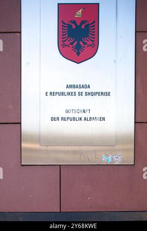 Das Schild der albanischen Botschaft ist an der Mauer in Berlin sichtbar und zeigt sein nationales Emblem und Details. Stockfoto