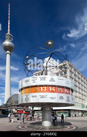 Berlin, 27. Juli 2009, zeigt die Urania Weltzeituhr aktuelle Zeiten aus verschiedenen Städten, während der Fernsehturm über dem Alexanderplatz thront. Stockfoto