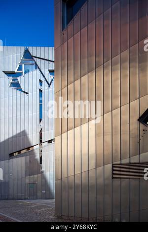 Die markante Architektur des Jüdischen Museums zeichnet sich in Berlin durch moderne Designelemente und historische Bedeutung aus. Stockfoto