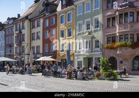 Straßencafés vor historischen Bürgerhäusern in der Altstadt von Villingen, Villingen-Schwenningen, Schwarzwaldviertel, Baden-Württemberg Stockfoto