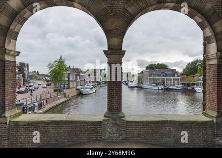 Wasserpoort, Architektur, Kanal, Boote, Tor, Wassertor, historisch, Geschichte, Städtereise, Zentrum, Tourismus, Reisen, Sneek, Niederlande Stockfoto