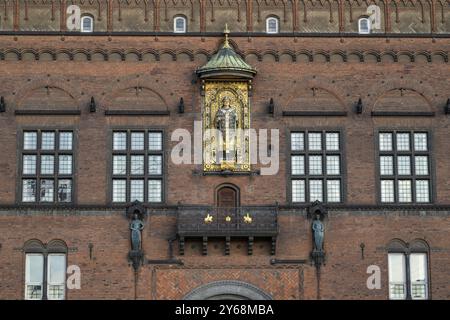 Backsteinfassade mit vergoldeter Skulptur von Bischof Absalon, Rathaus im nationalromantischen Stil von Martin Nyrop, Rathausplatz oder Ra Stockfoto