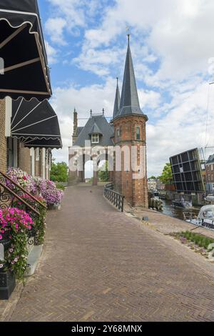 Wasserpoort, Architektur, Kanal, Boote, Tor, Wassertor, historisch, Geschichte, Tourismus, Reisen, Sneek, Niederlande Stockfoto