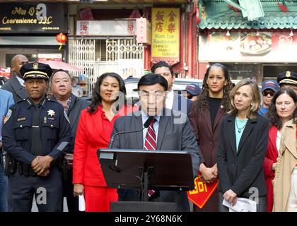 San Francisco, KALIFORNIEN - 6. Februar 2024: Kelvin TSE, Präsident der Chinese Consolidated Benevolent Assoc, spricht bei der Pressekonferenz von Bürgermeister London Breed in Chi Stockfoto