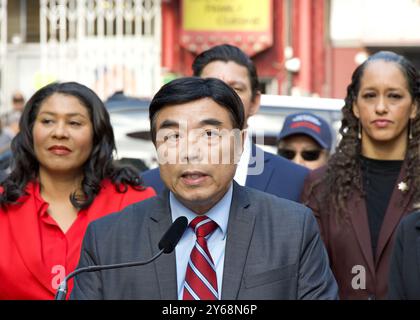 San Francisco, KALIFORNIEN - 6. Februar 2024: Kelvin TSE, Präsident der Chinese Consolidated Benevolent Assoc, spricht bei der Pressekonferenz von Bürgermeister London Breed in Chi Stockfoto