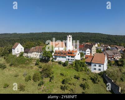 Aus der Vogelperspektive der Altstadt und der Nikolaikirche, Aach im Hegau, Konstanz, Baden-Württemberg, Deutschland, Europa Stockfoto