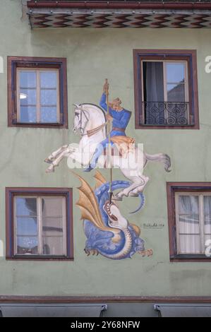 Fresko von St. Georg und dem Drachen aus dem Jahr 1954, an der Fassade des ehemaligen Stadtkanzleramtes und Hofregisters, Hauptstraße 22, Rottweil, Baden-Wuertt Stockfoto